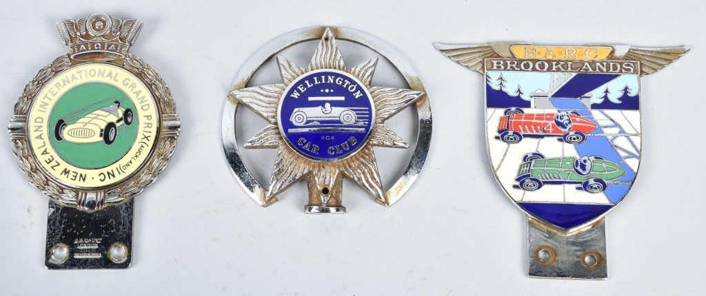 LOT OF 3 AUTOMOTIVE CLUB BADGES, RACE CARS (1 of 5)