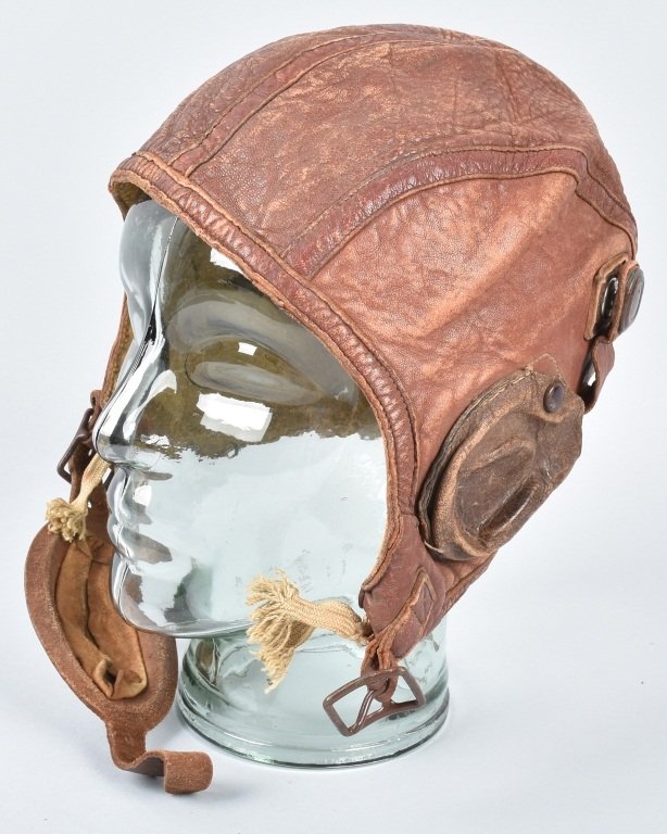 WW2 LEATHER PILOTS HELMET: Has general wear, complete with chin strap. Very Good