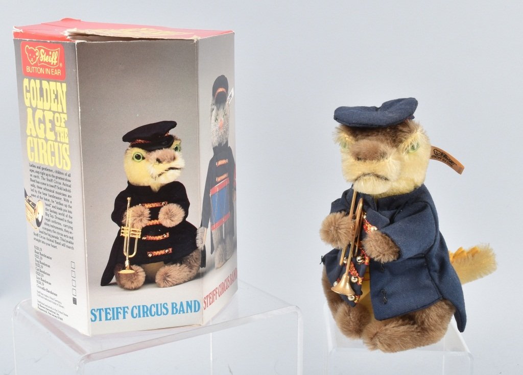 STEIFF GOLDEN AGE OF THE CIRCUS CROCODILE BANDSMAN (1 of 6)