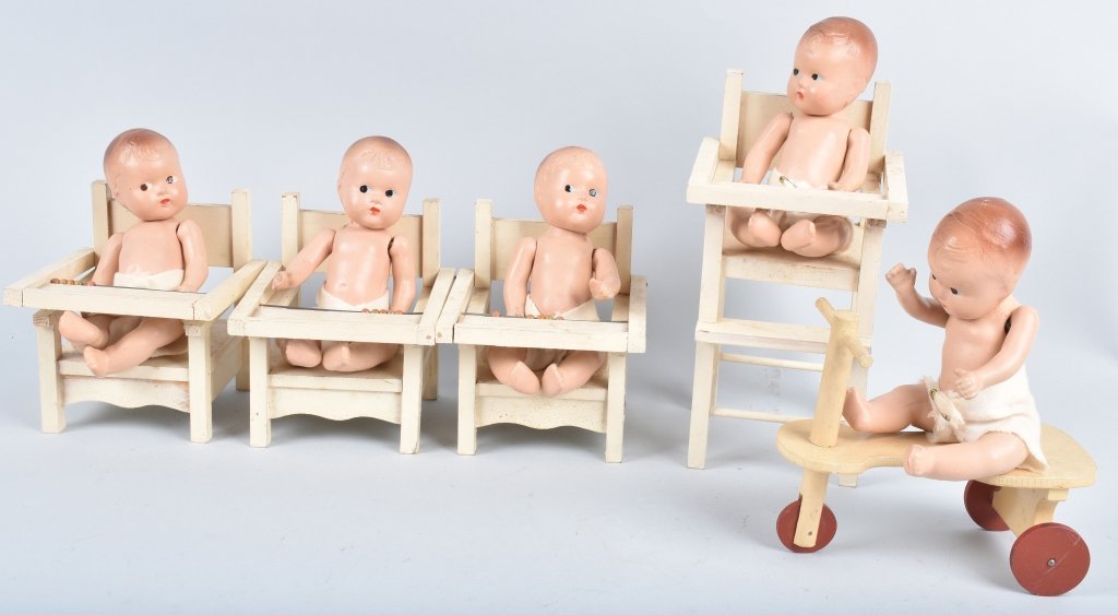 FIVE DIONNE QUINTS DOLL IN PERIOD FURNITURE: Unmarked dolls, possibly by Horsman. Comes with wooden skooter, high chair and thee low chairs. VG-EX