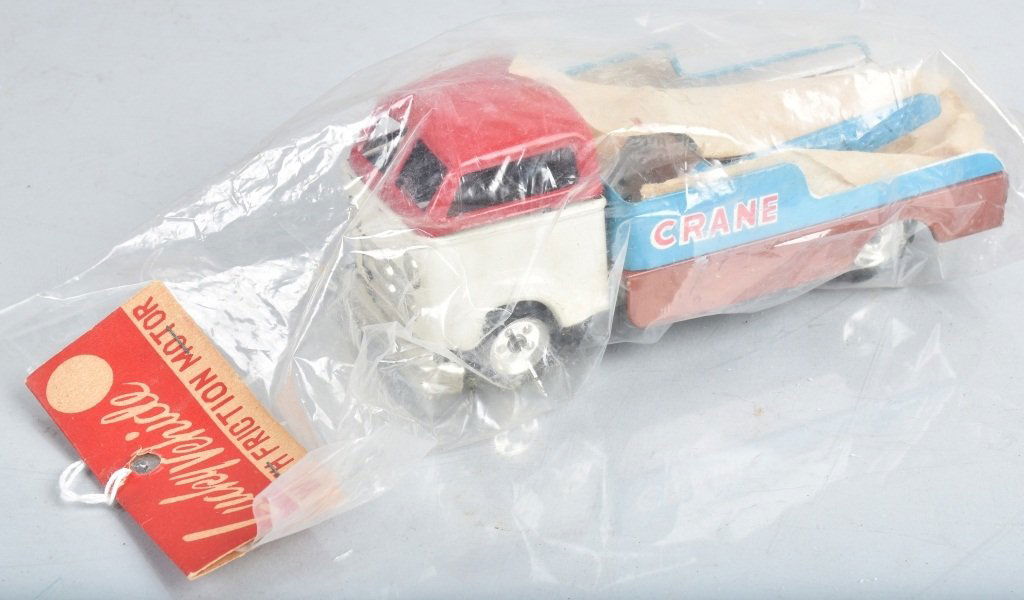 JAPAN Tin Friction LUCKEY CRANE TOW TRUCK MIP (1 of 4)