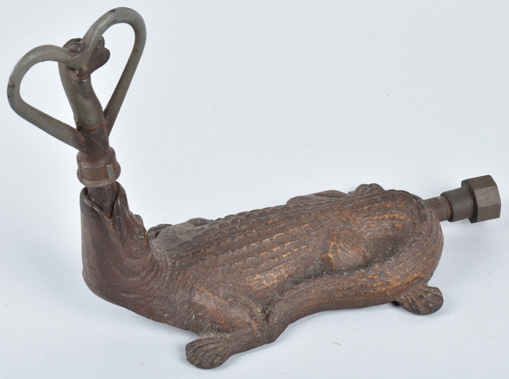 Early CAST IRON ALLIGATOR LAWN SPRINKLER: Excellent earlt cast iron alligator lawn sprinkler. All original with no breaks Very nice design. 11" Excellent
