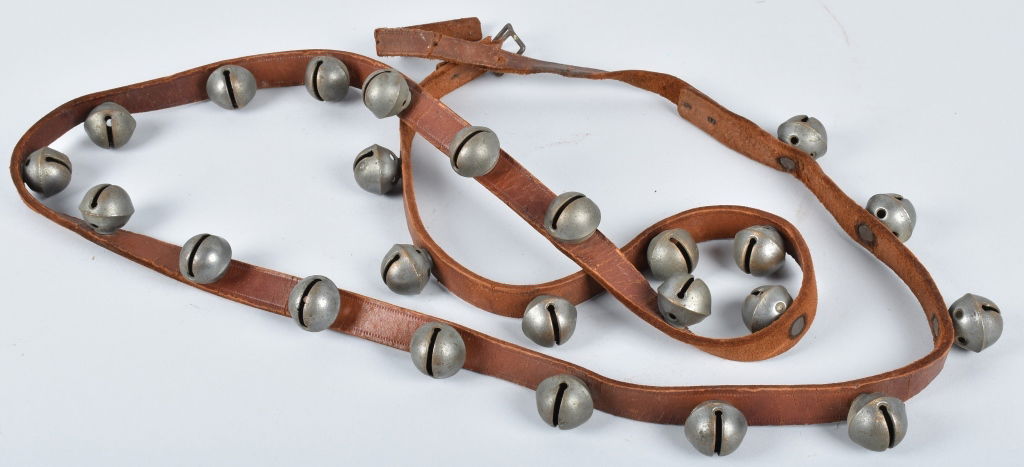 CHISTMAS SLEIGH BELLS on 8 FOOT BELT, VINTAGE (1 of 3)