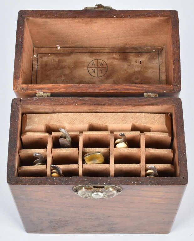 ANTIQUE STRAIGHT RAZOR BARBER BOX w/ 6 RAZORS (1 of 4)