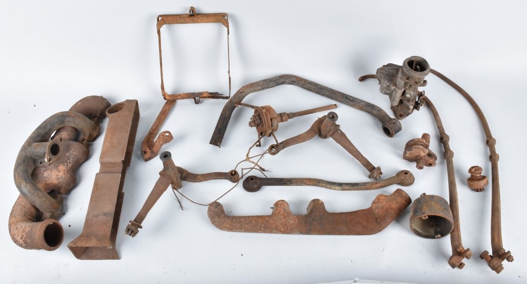 LOT OF VINTAGE AUTOMOTIVE PARTS (1 of 6)