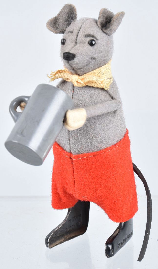 SCHUCO Windup MOUSE WITH BEER MUG (1 of 4)