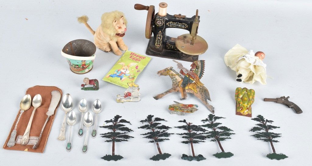 VINTAGE TOY LOT, TIN, CAST IRON & MORE (1 of 7)