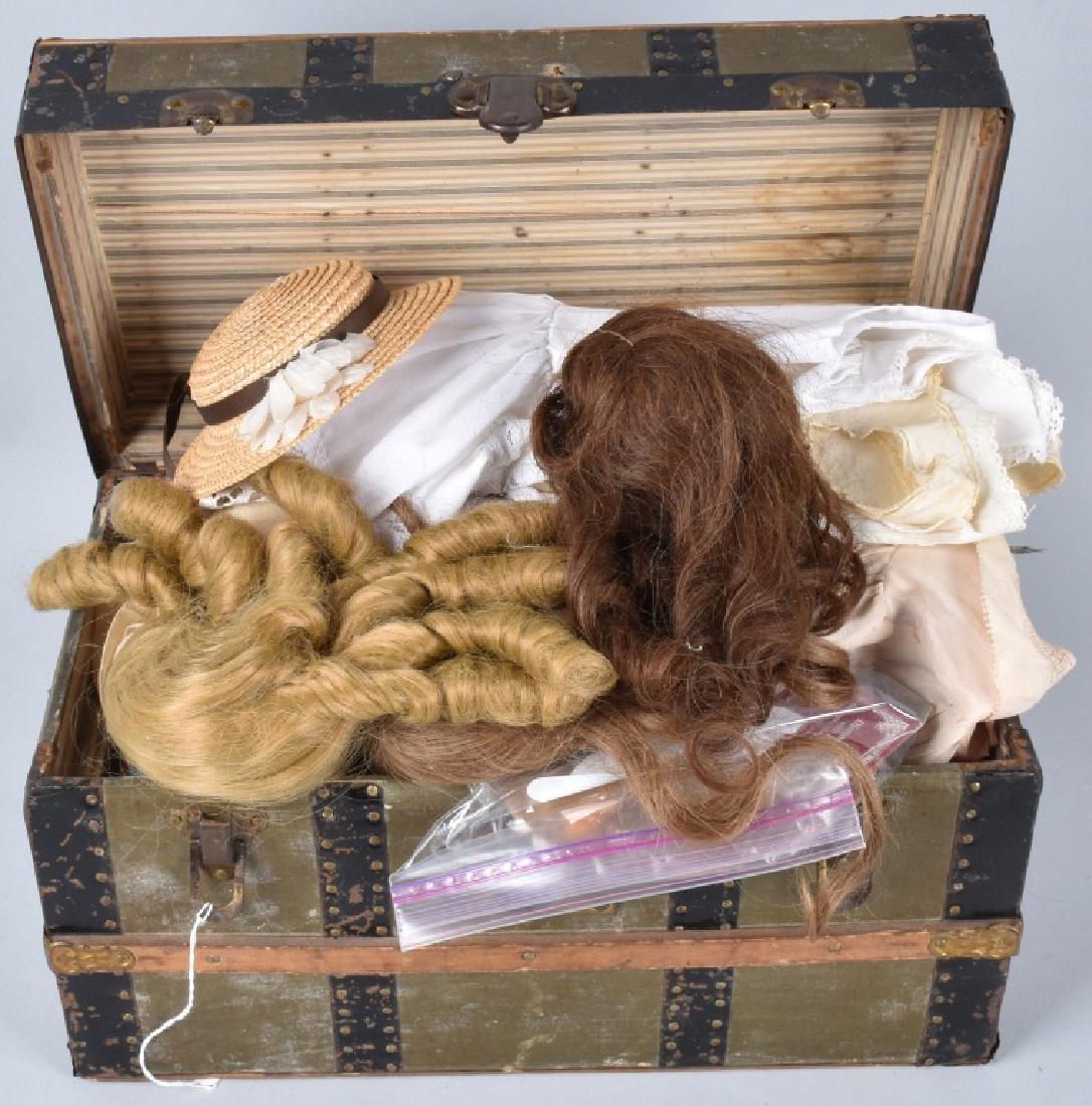 VINTAGE DOLL STEAMER TRUNK FULL OF CLOTHES & WIGS (1 of 5)