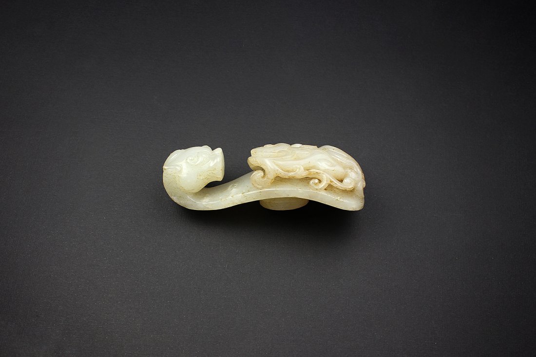 A nephrite belt hook (1 of 3)