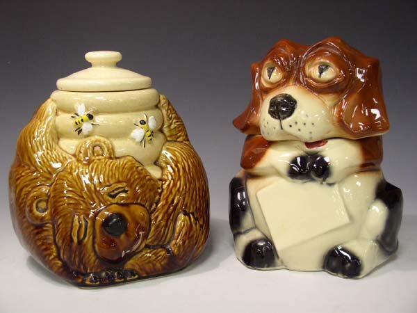 Lot of 2 McCoy & USA Cookie Jars "AS IS": You are bidding on Lot of 2 McCoy Cookie Jars. These Cookie jars have some DAMAGE. David Iver Auctions will be conducting this online and in house auction at 11:00 AM CST on Sunday October 3, 2004. Th