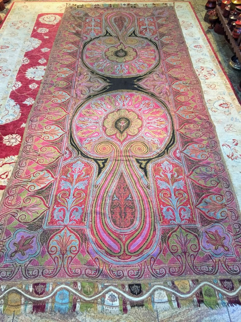 ANTIQUE INDIAN SHAWL 19TH CENTURY: RARE INDIAN SHAWL HAND EMBROIDERED 19TH CENTURY VERY GOOD CONDITION, BIRDS IN THE CORNERS, SIZE IS 330/130 CMS