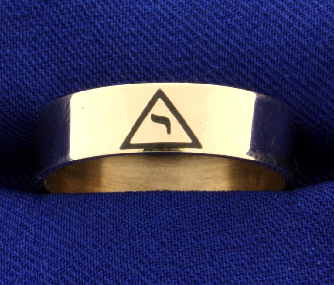 Scottish Rite Masonic Ring: In 10k yellow gold, "Virtus Junxit Mors Non Separabit". Size 12, 6mm wide. 4.3g.