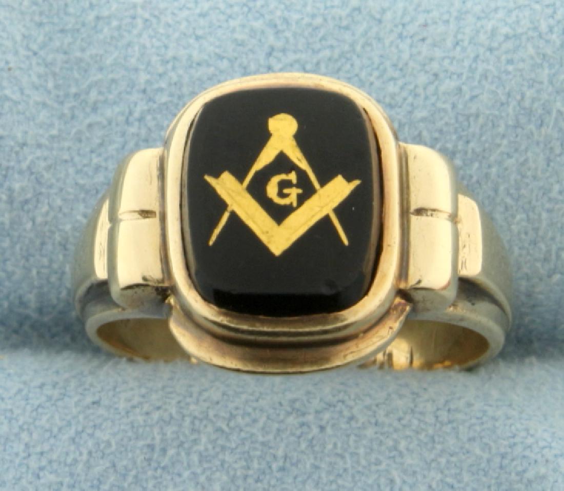 Masonic Ring: In 10k yellow gold. Size 9 1/2. 6.6g.