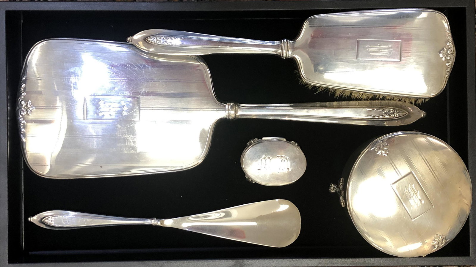 Antique Birks Sterling Silver Vanity Grooming Jewelry: In sterling silver. Includes: one 13 inch mirror, one 10 1/4 inch brush, one 8.875 inch shoe horn, one 3 3/4 inch large footed jewelry box, and one 2 x 1 1/2 inch small footed jewelry box. All items a