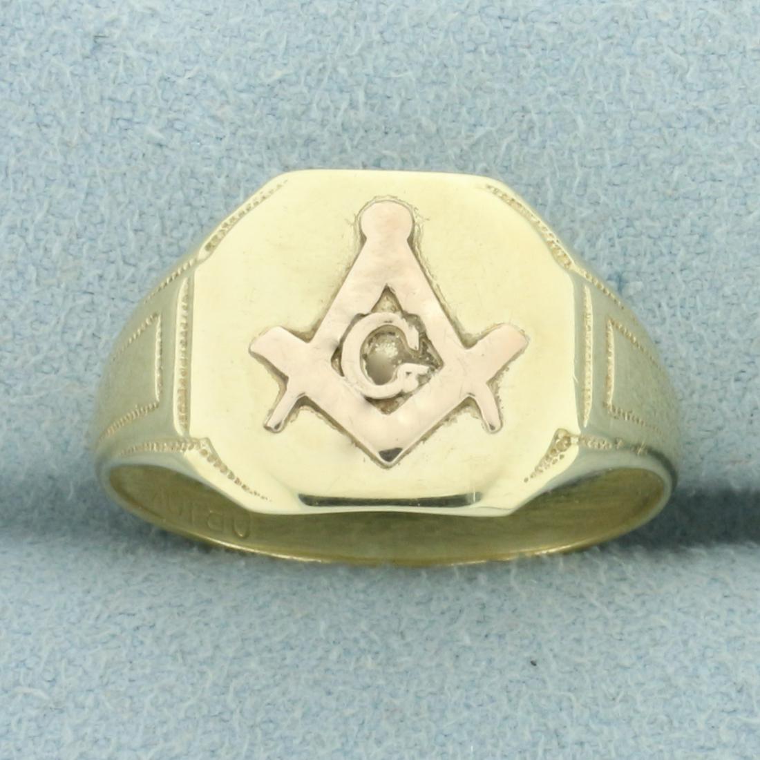 Masonic Ring in 10K Yellow Gold: In 10K Yellow Gold. Size 8 1/2. Face is 1/2 inch long. 3.9g.