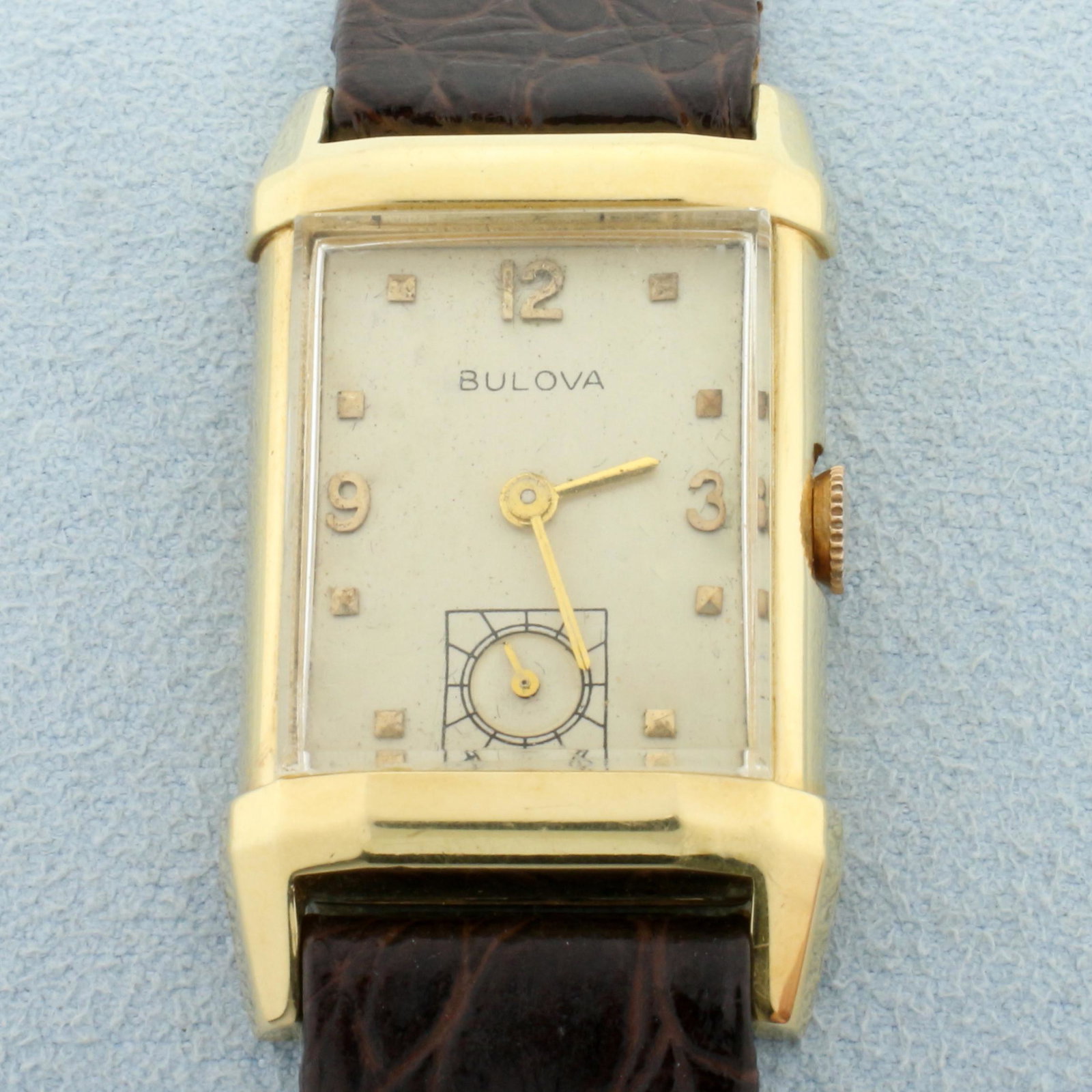 Mens Vintage Bulova Manual Wind Wrist Watch With Solid: Case in solid 14k yellow gold, alligator leather band. Windup movement runs great. 9 1/2 inch long. 3/4 inch wide. Case is 28mm long. 26.6g