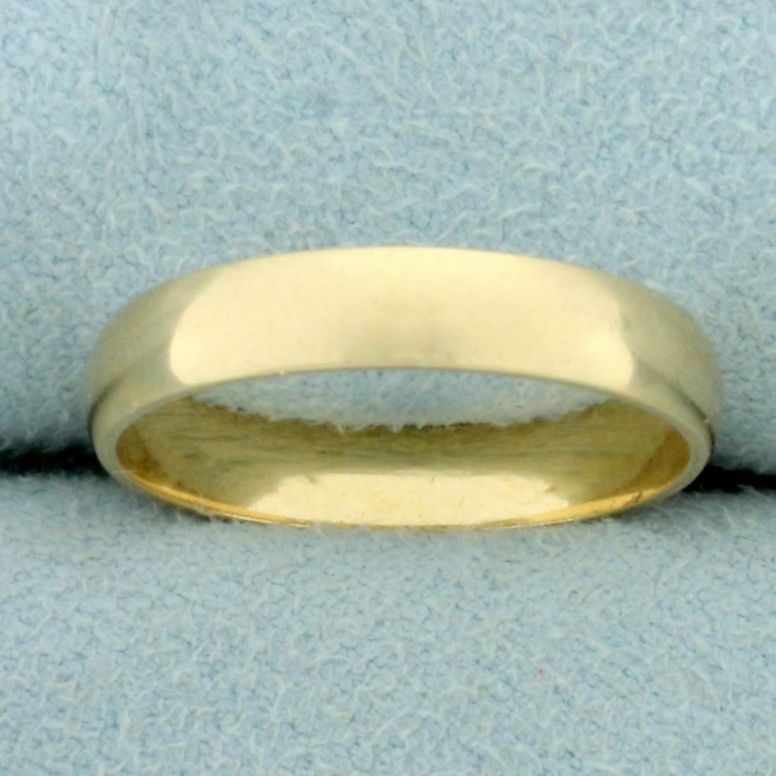 Wedding Band Ring in 14K Yellow Gold: In 14K Yellow Gold. Size 8. 3.9mm wide. 2.9g