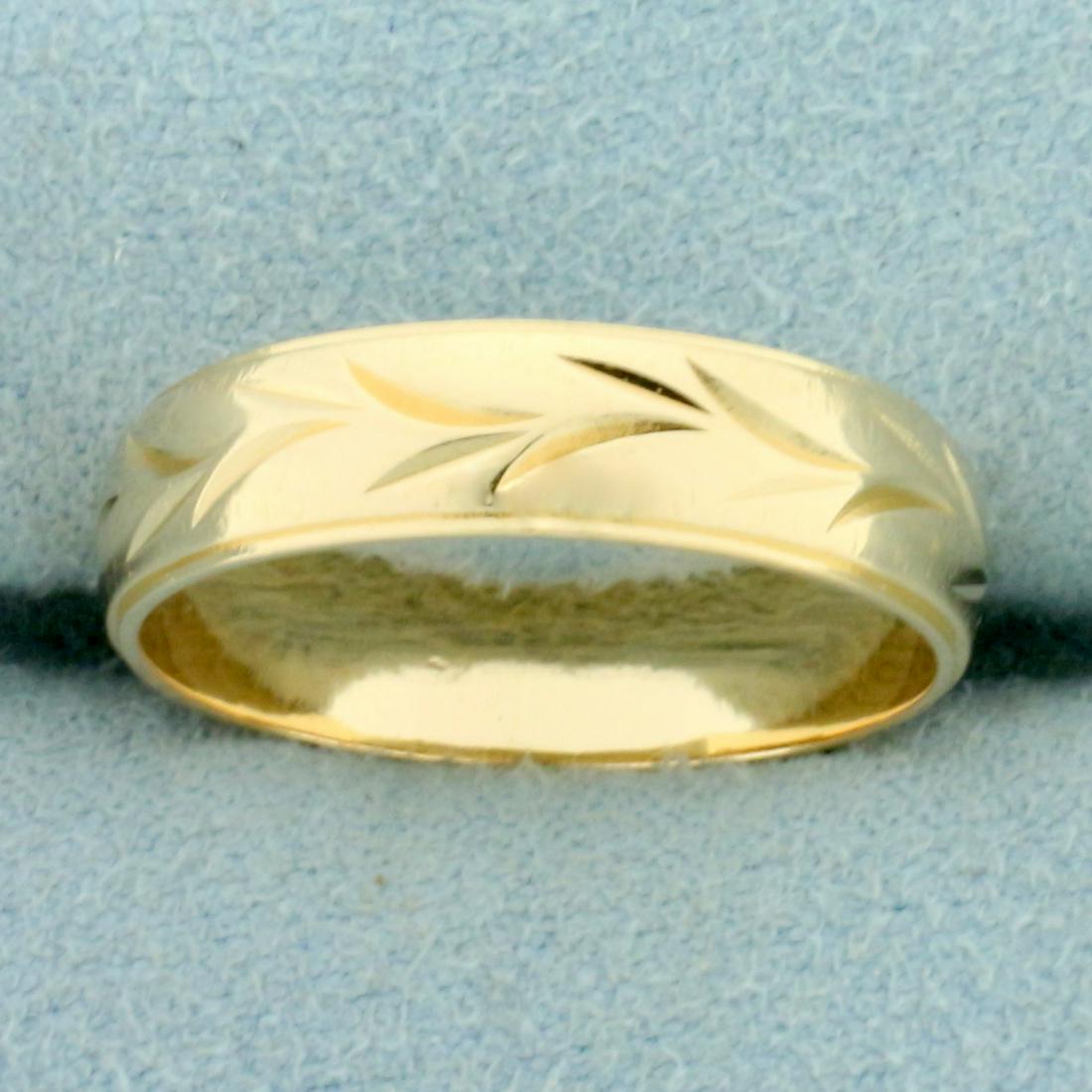 Leaf Design Wedding Band Ring in 14k Yellow Gold: In 14k Yellow Gold. 5mm Wide. Size 8. 3.6g.