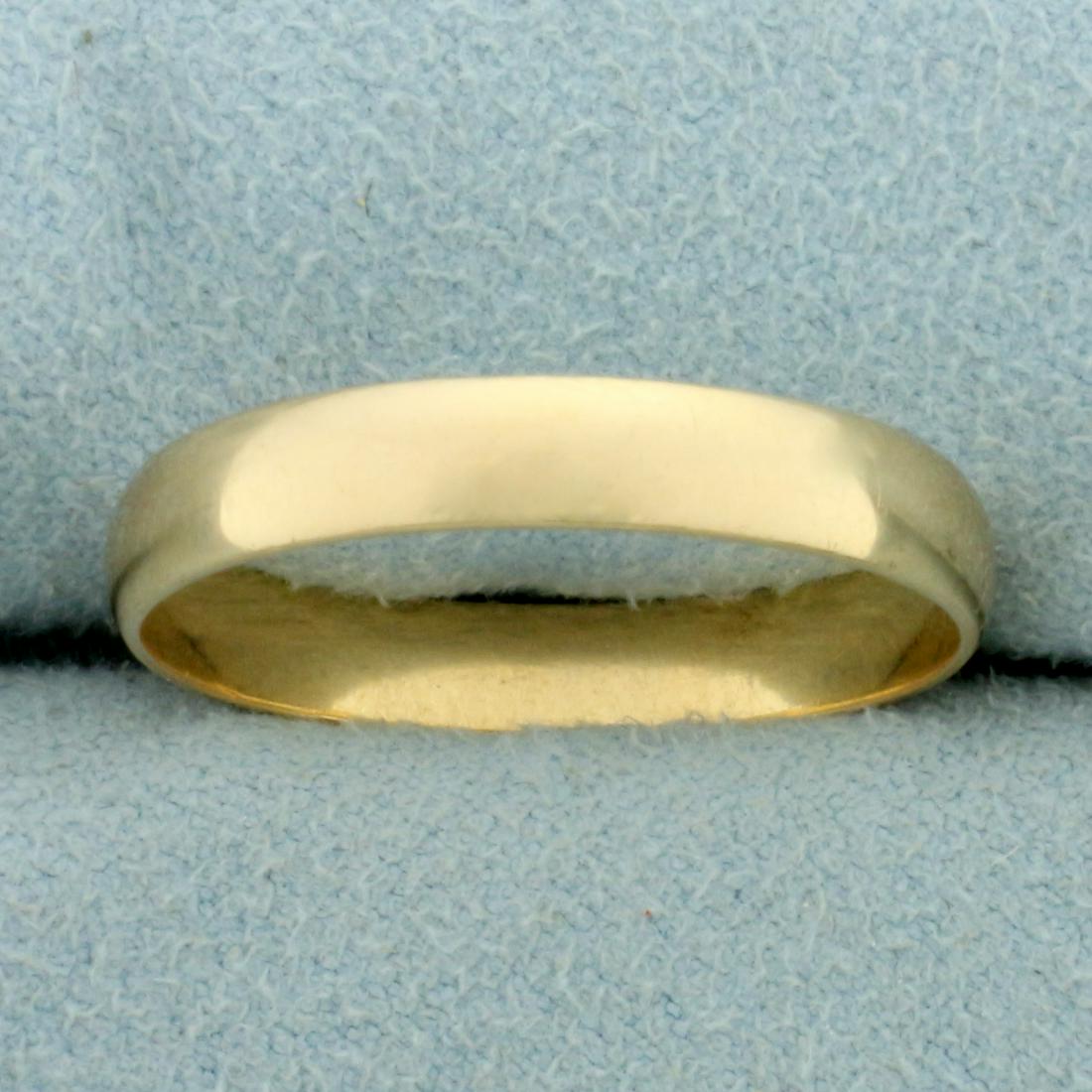 Mens Wedding Band Ring in 14K Yellow Gold: In 14K Yellow Gold. Size 10. 4mm wide. 2.7g