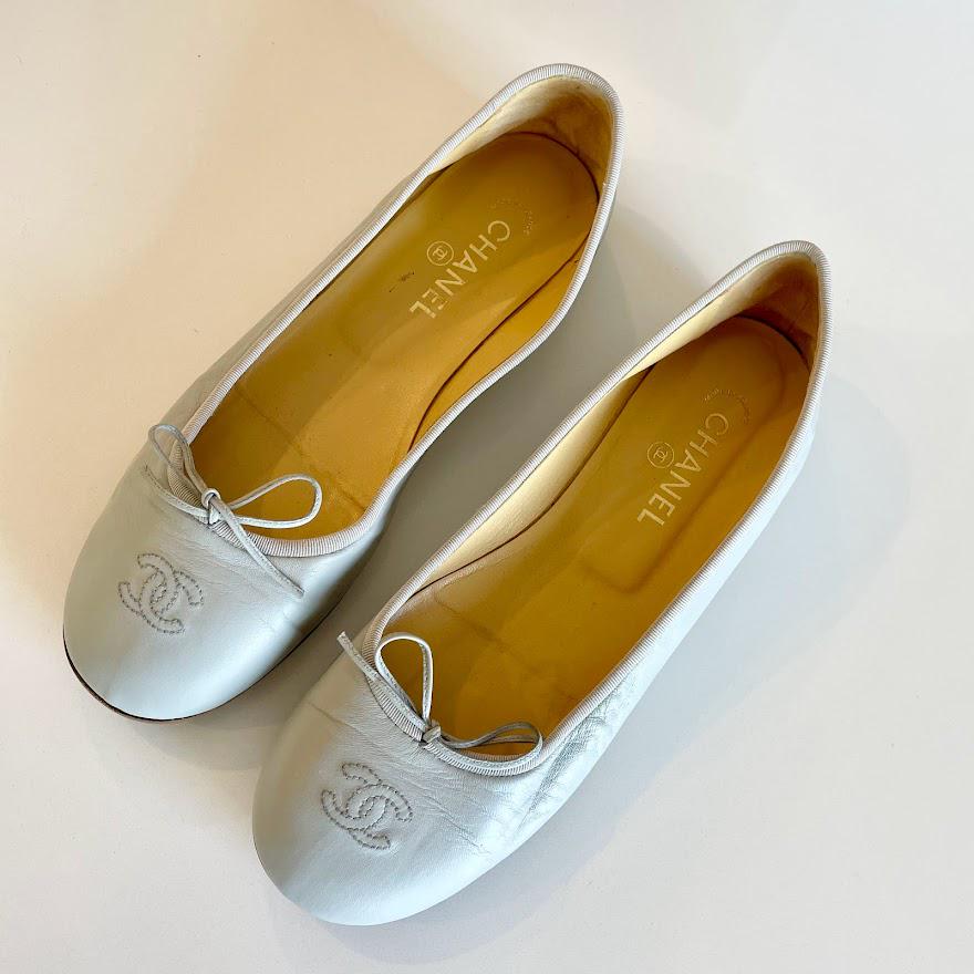 Chanel CC Logo Grey Ballerina Ballet Flat Shoes Size 42: Guaranteed authentic with box and 2 dustbags. Size 42. Leather has been professionally cleaned and conditioned. Classic, iconic CC logo design and fabulous light grey color.