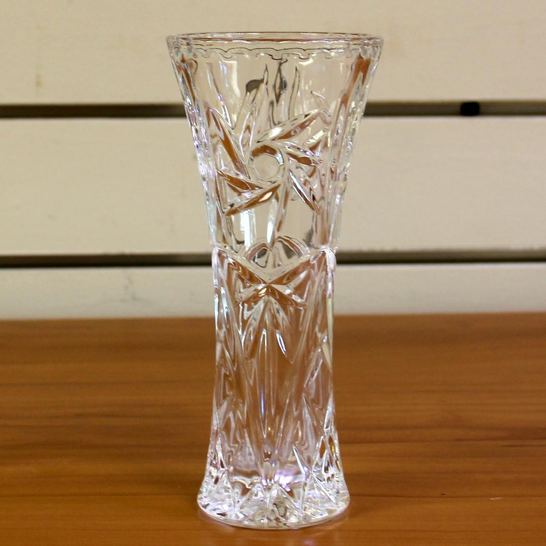 Lenox "Crystal Star 6" Flower Vase: In crystal. In excellent condition. 5 7/8 inches tall 2 5/8 inches wide.
