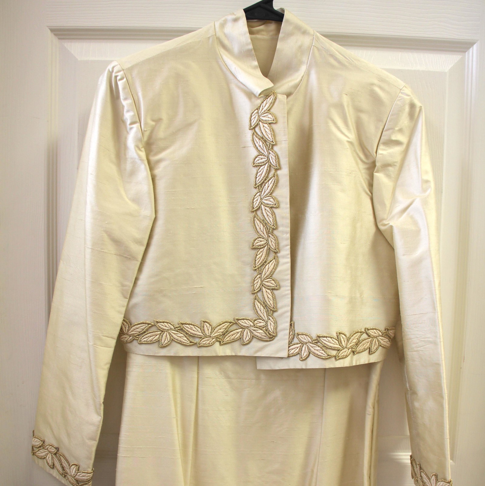 Tricia Cochran Collections Ivory Beige Silk Gown with Jacket: Size 6. Vintage Tricia Cochran Collections Toronto. Set includes long gown and embellished jacket. Made of silk and fully lined gown. Good vintage condition.