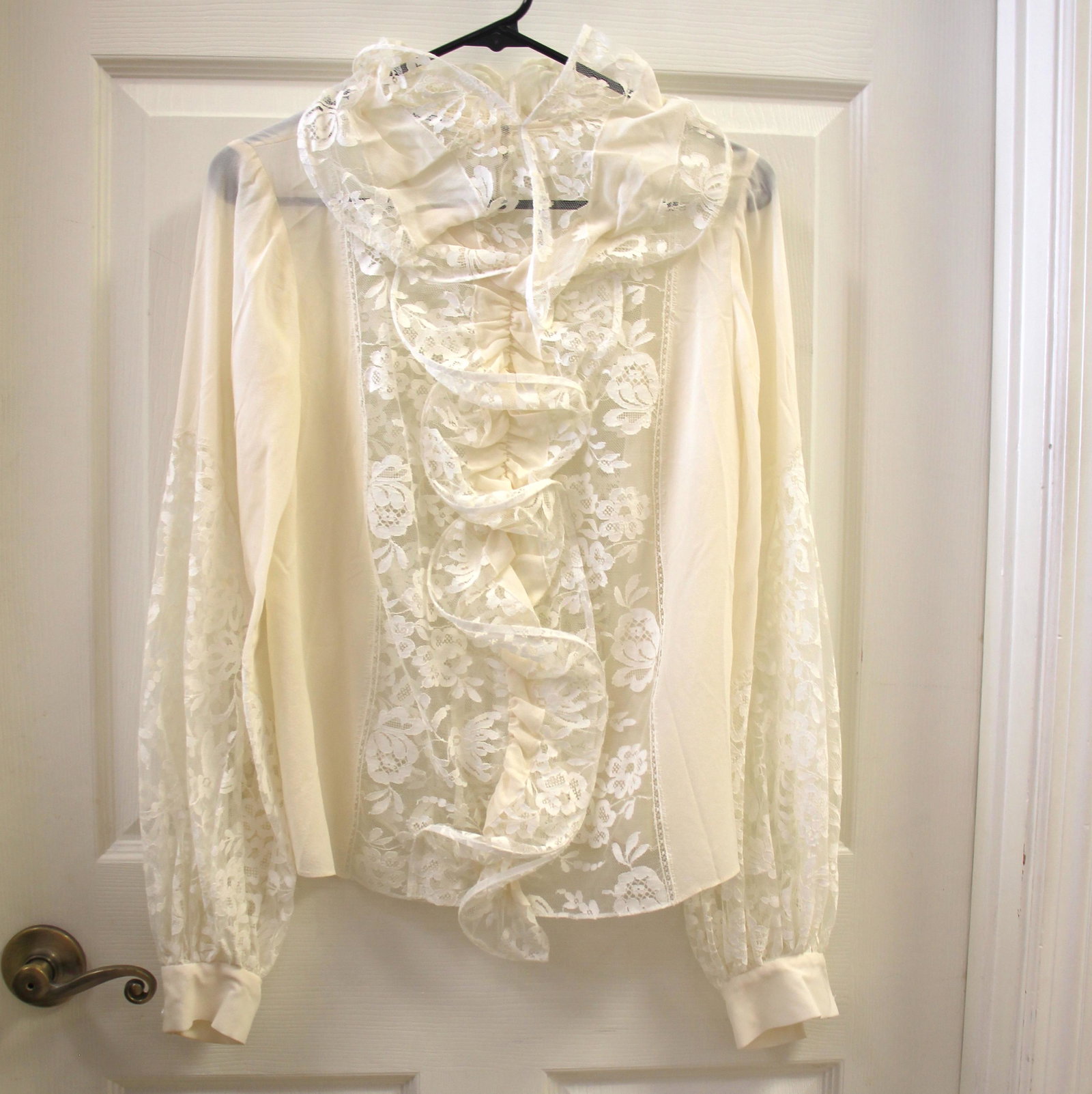 Oscar de la Renta Runway F09 Look 26 Cream Silk Lace Ruffle Blouse Shirt: Size 6. Oscar de la Renta Fall 2009 Runway look #26. Silk blouse with lace panels. F09, 5N738. Buttons up the back of shirt. Iconic Oscar de la Renta styling, easy neutral. In great vintage condition.