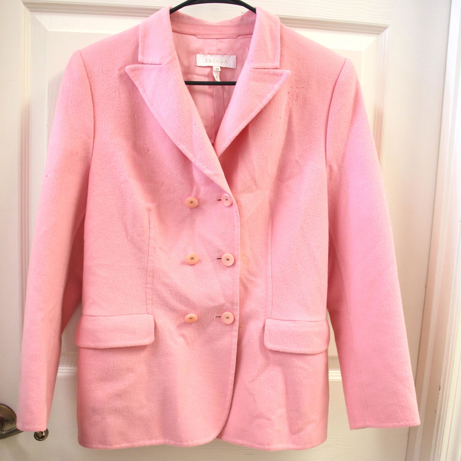 Escada Pink Angora Wool Cashgora Blazer Jacket: Size 40. 45% angora, 45% new wool, 10% cashgora. Partially lined. Tonal pink mother of pearl buttons. Vintage condition with stains/holes/imperfections.