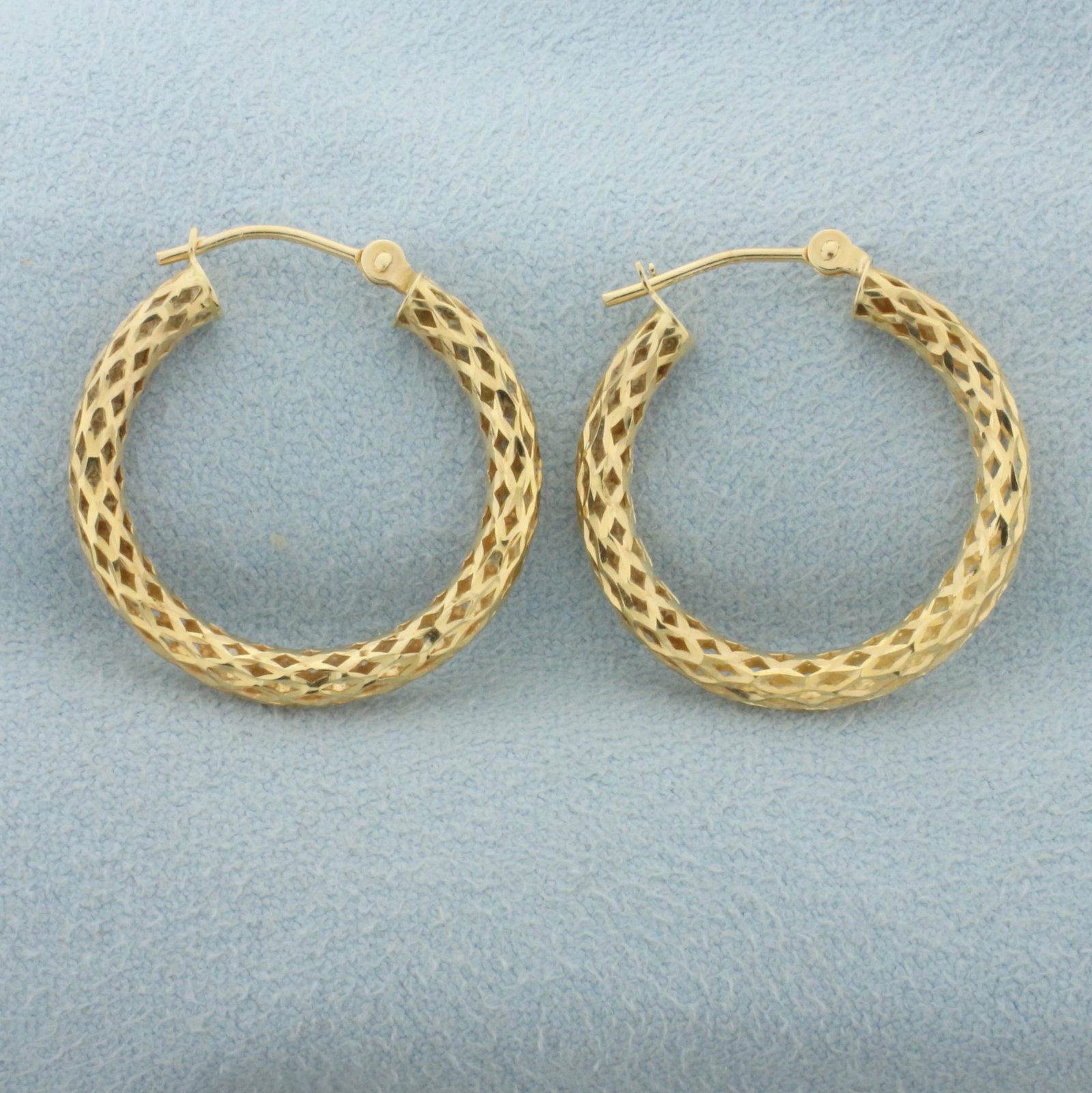 Diamond Cut Mesh Design Tube Hoop Earrings in 14k Yellow Gold: In 14k yellow gold. 7/8 inch diameter, 3mm mesh tubes. Lever back. 1.8g.