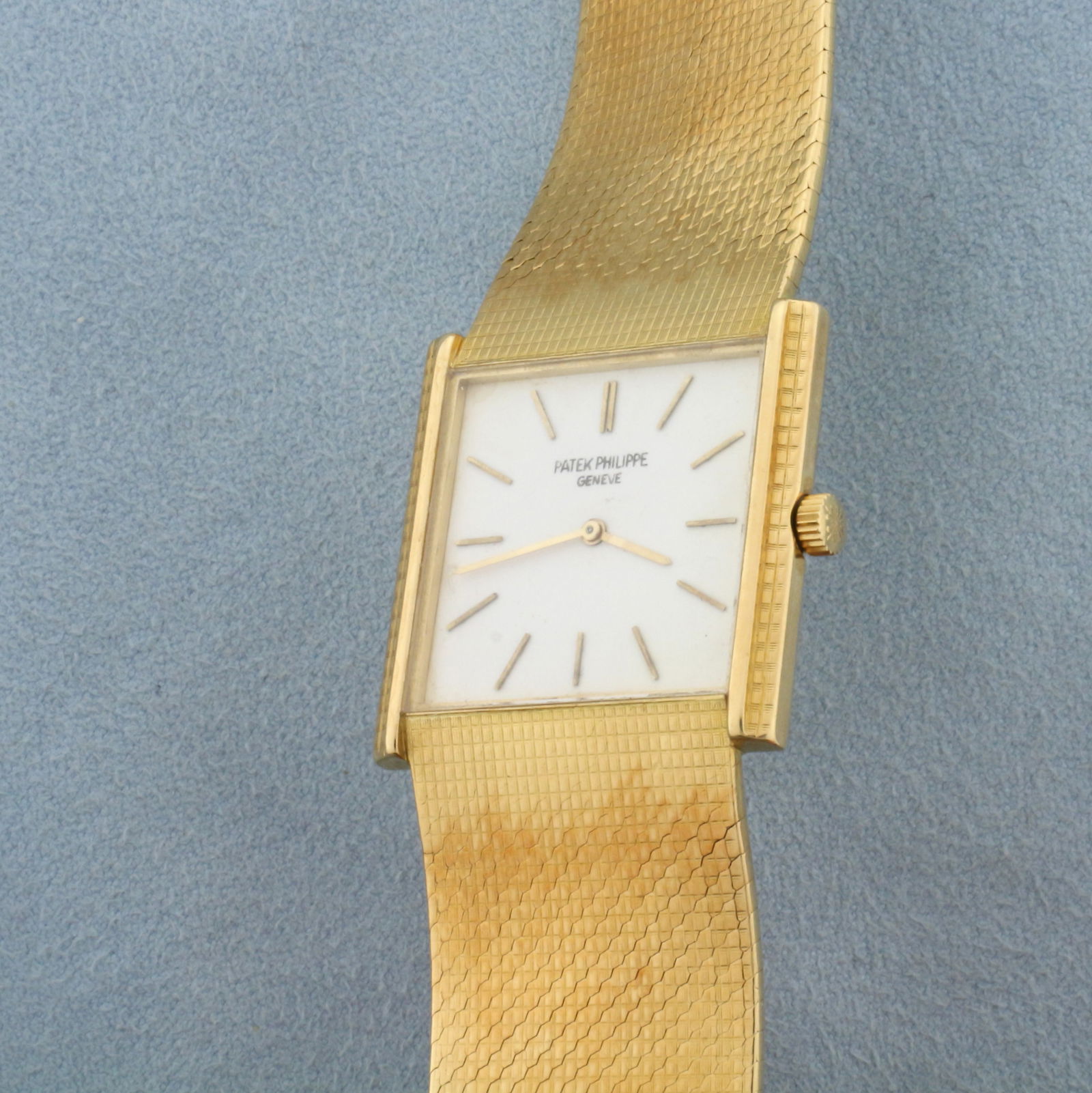 Mens Vintage Patek Philippe Geneve 18K Yellow Gold Watch Model 3570: Case and Band in Solid 18k Yellow gold. Circa 1970's. In excellent condition, no scratches on crystal, minimal scratch marks on back of case. Swiss manual windup movement runs great. White face with g