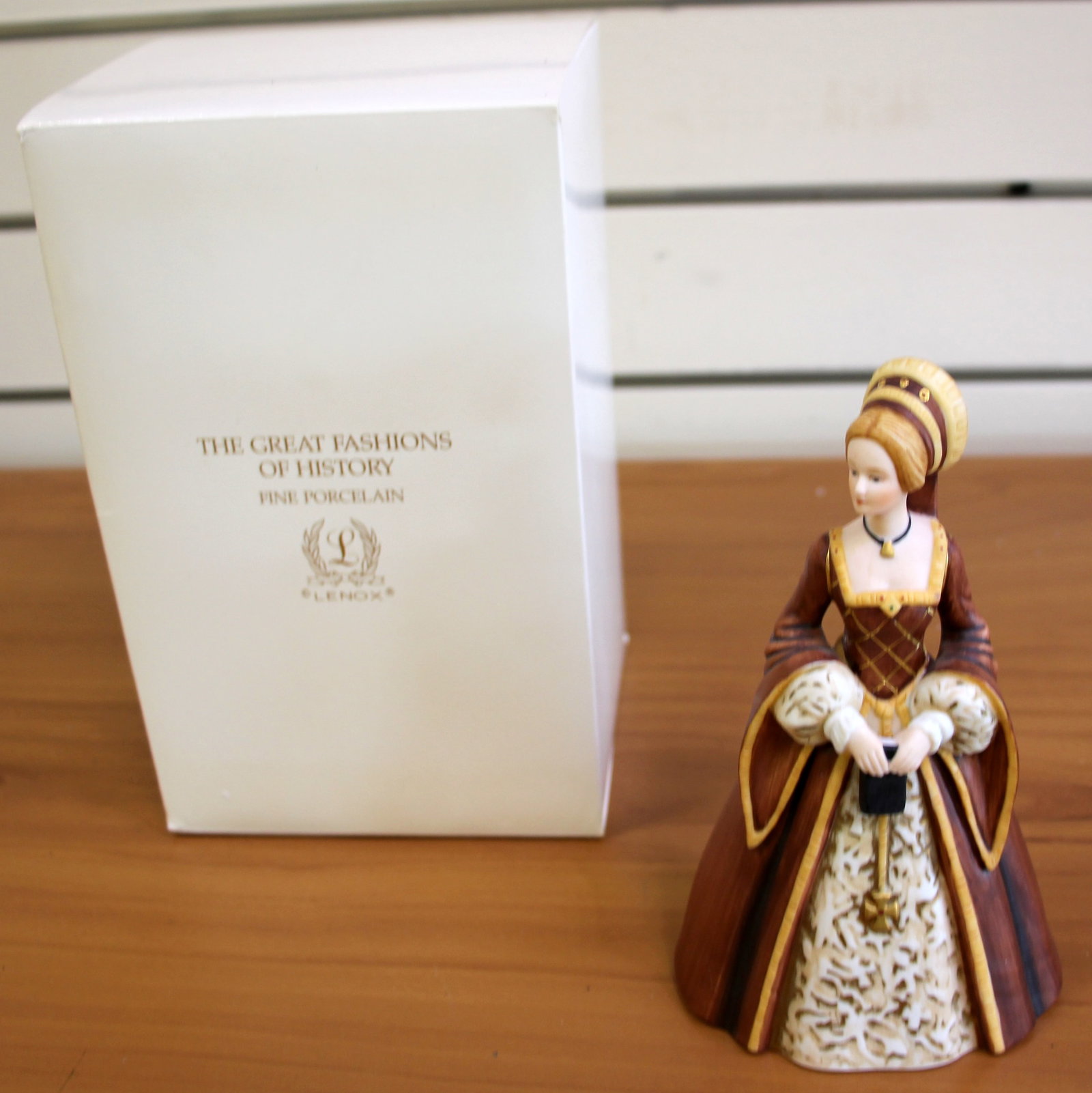 Lenox Anne The Great Fashions of History Tudor Period Fine Porcelain Figurine: Fine Porcelain. 6 1/8 inches tall, 3 5/8 inches wide. Tudor period (1550-1600). No defects, in great condition. Comes with original box as shown in picture.