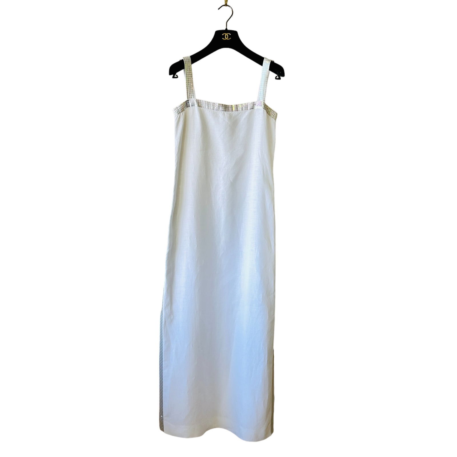 Chanel 99S White Linen Maxi Silver Iridescent Trim Mod Shift Dress 40: In size 40. P1355V07729, AE305. 100% linen with built in snaps to secure undergarments. Back zipper closure with iconic CC logo button at top. Mod holographic effect square design trim. Excellent vint