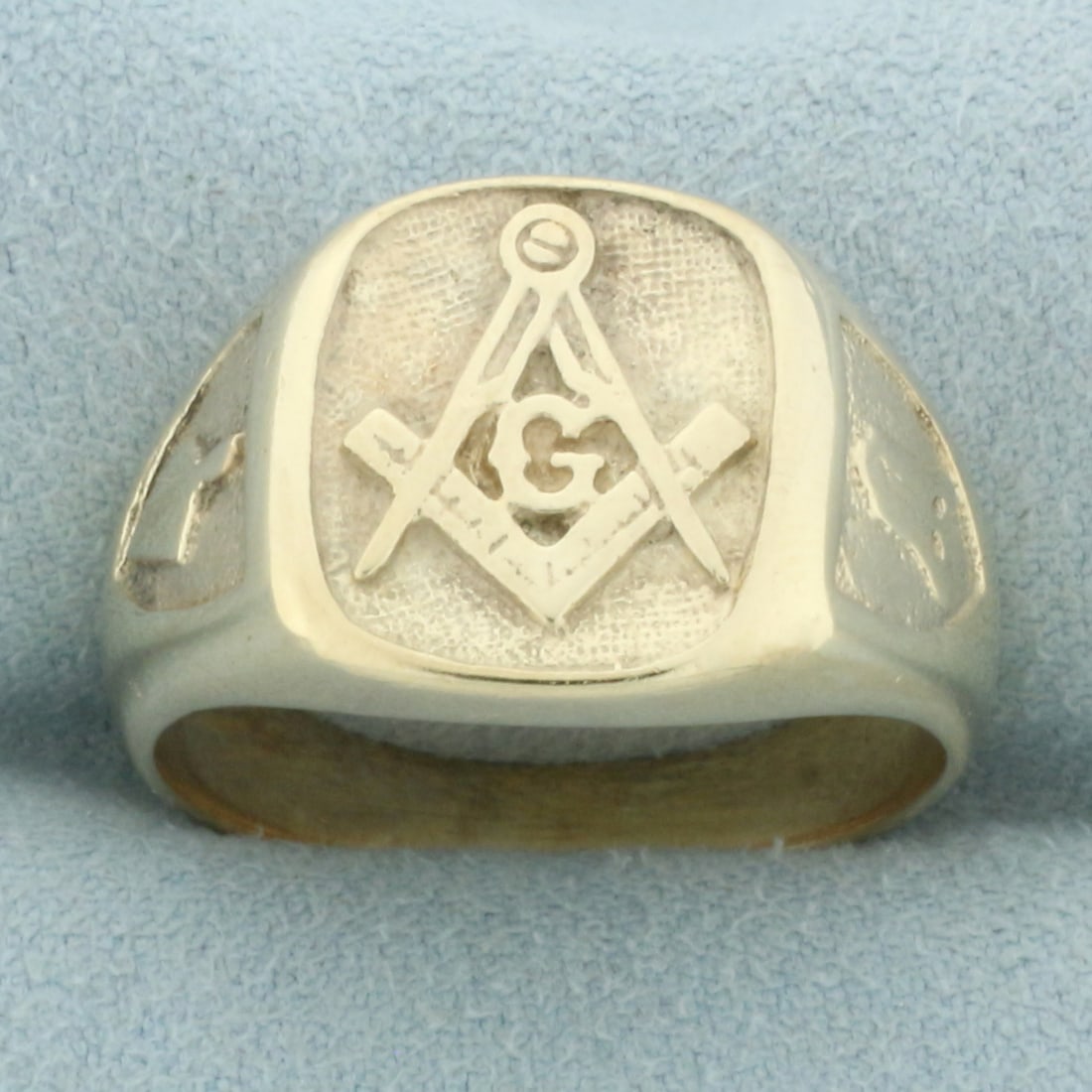Mens Vintage Masonic Ring in 10k Yellow Gold: In 10k yellow gold. 15mm wide at top of ring. Size: 11. 14.8g.