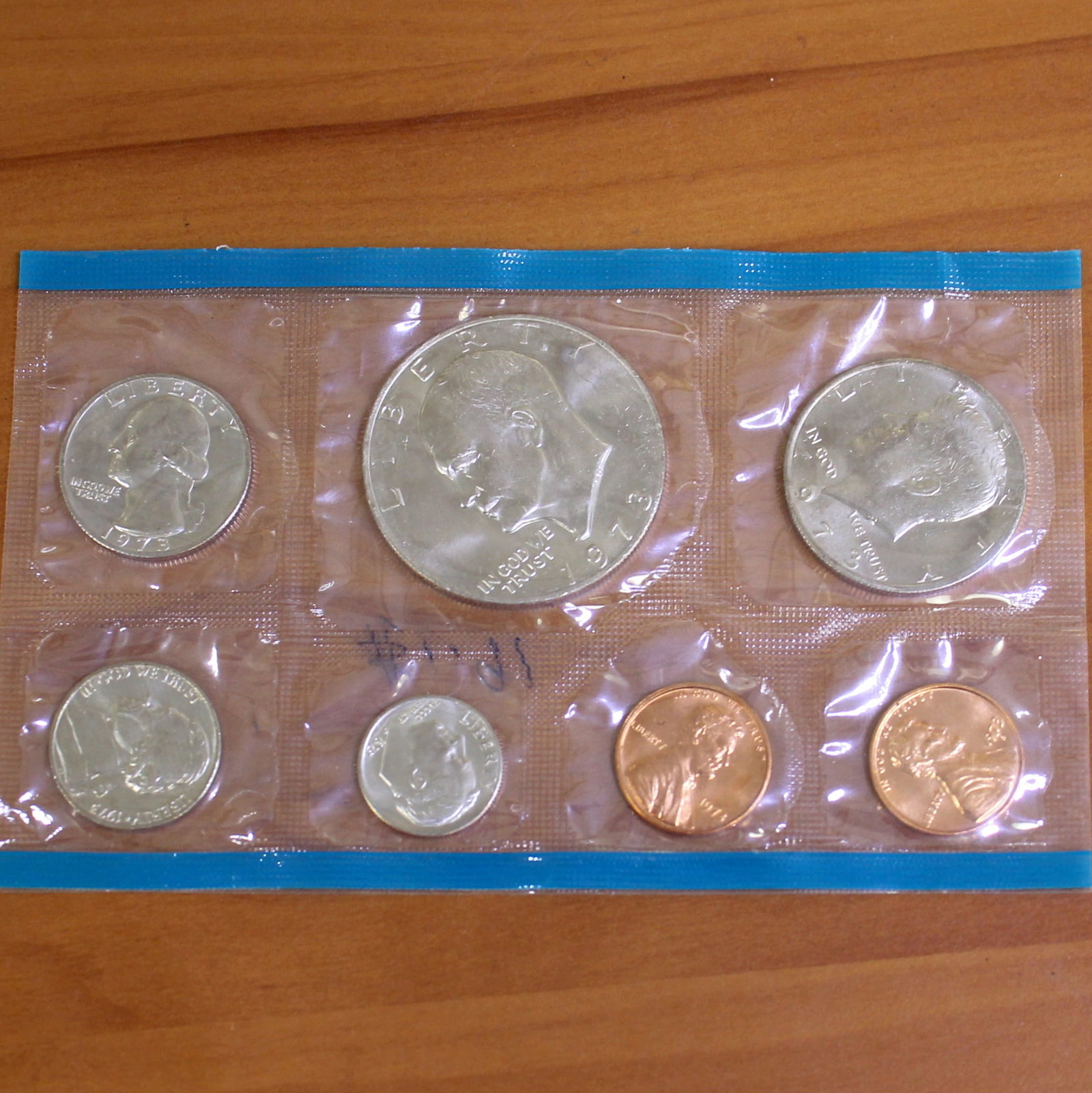 US Mint Uncirculated Coin Set 1973-1977: Uncirculated mint set. Contains 6 coins, plastic packaging. Years 1973 to 1977.