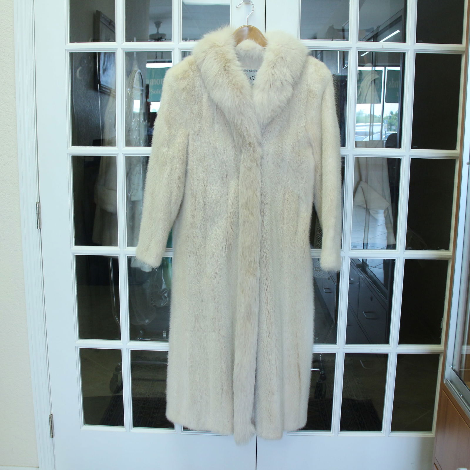 AEM Hurtig Canada Majestic White Mink Long Fur Coat: Canada Majestic Mink. Approx. 20" pit-to-pit measurement. 47" from top of shoulder to bottom of coat. No size listed, but appears to be a generous size small. In beautiful condition with minor imperfe