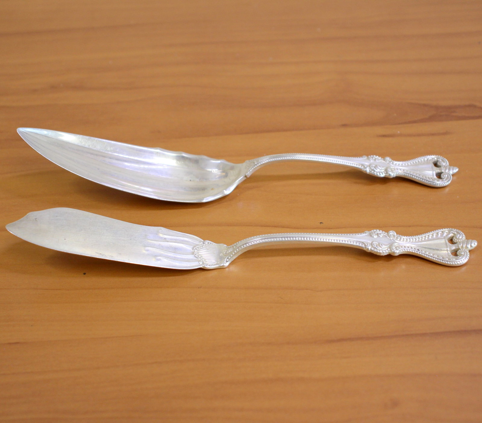 Towle "Old Colonial" Sterling Silver Flatware Set of 2: In Solid .925 Sterling Silver. Contains one flat handle solid master butter knife, 7 3/8 inch long, and one large jelly knife server, 7 1/2 inches long. 91.7g.