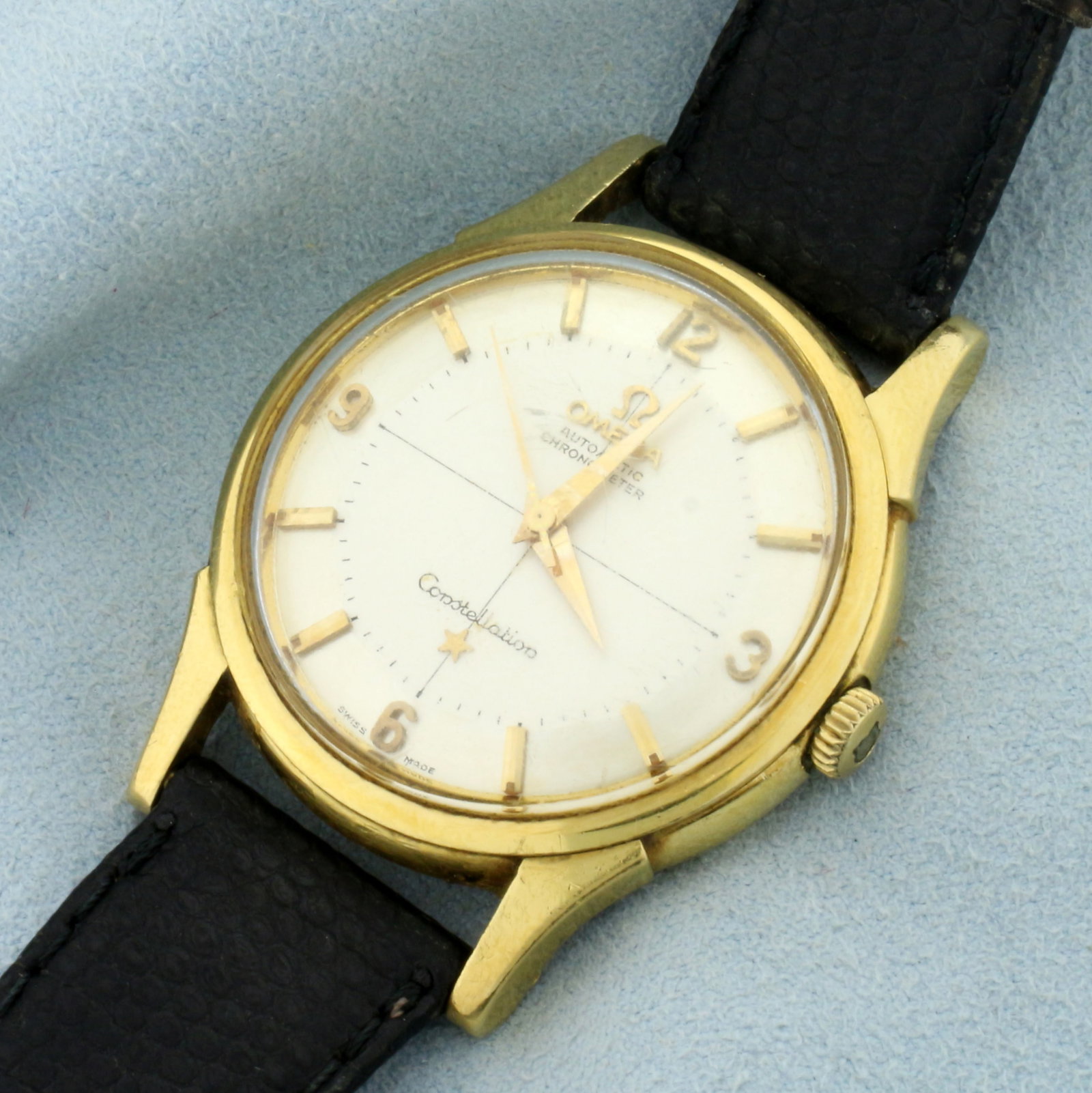 Vintage Mens Omega Constellation Automatic Chronometer Wrist Watch in 18k Yellow Gold Case: 18k Yellow Gold Case. Swiss made automatic movement runs great. 33mm case. Watch in great condition for age, some minor scratching on crystal. Leather band. 44.6g