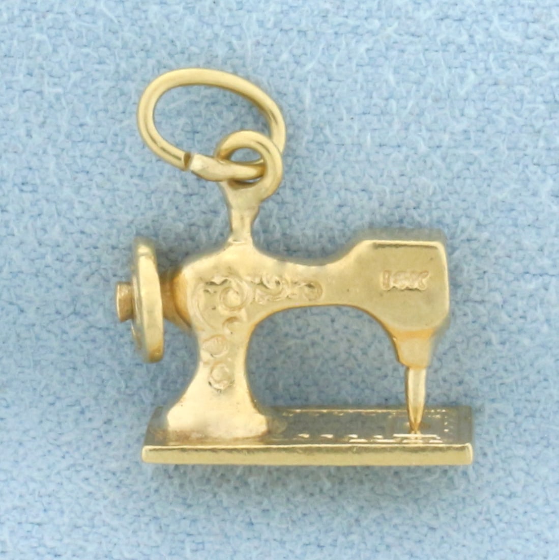 Sewing Machine Charm in 14k Yellow Gold: In 14k Yellow Gold. 3/4 inch long, 1/2 inch wide. 2.5g.