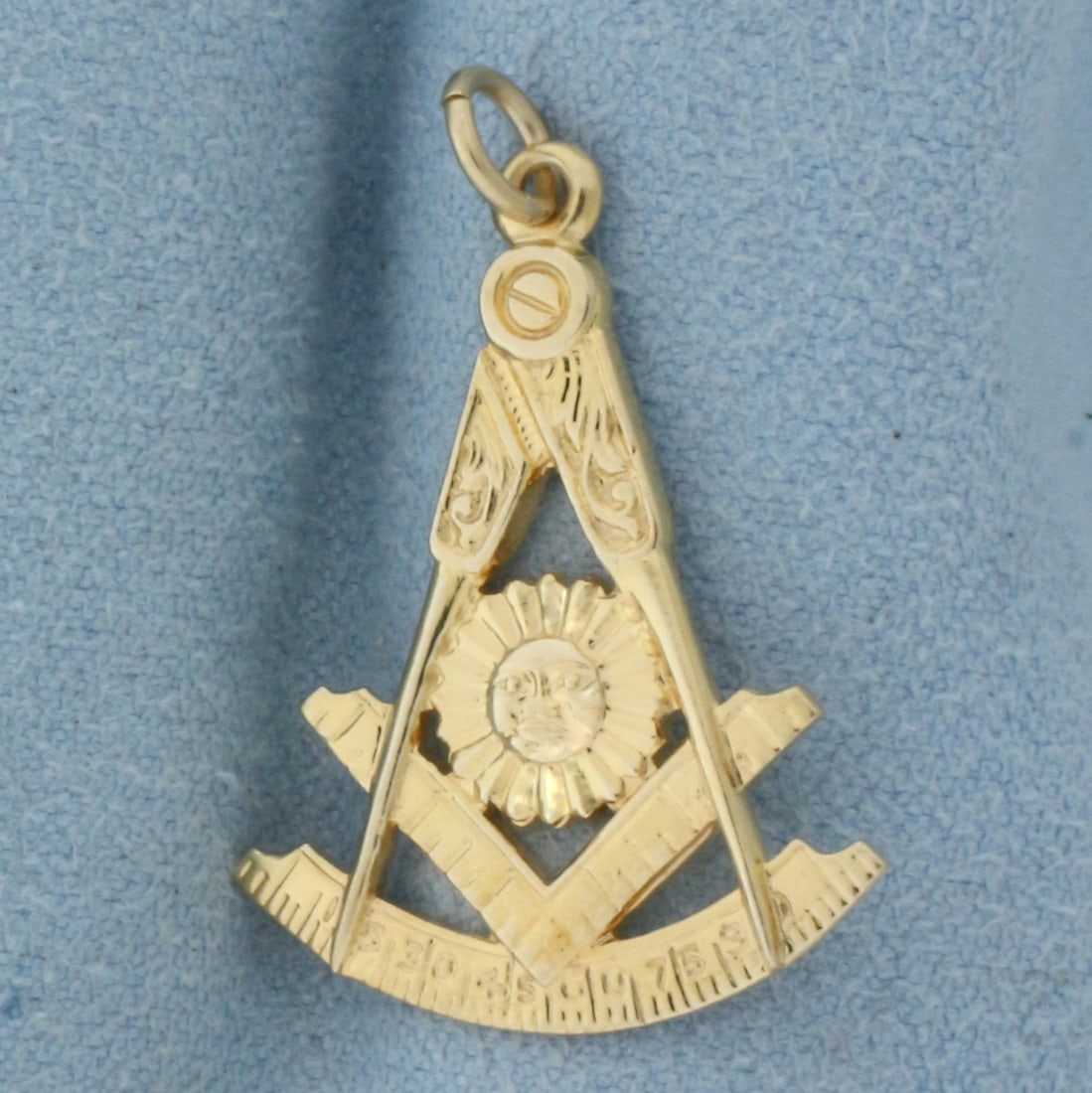 Vintage Masonic Past Master Pendant or Charm in 10k Yellow Gold: In 10k Yellow Gold. 1 1/8 inch long including jump ring. 7/8 inch wide.2.5g.