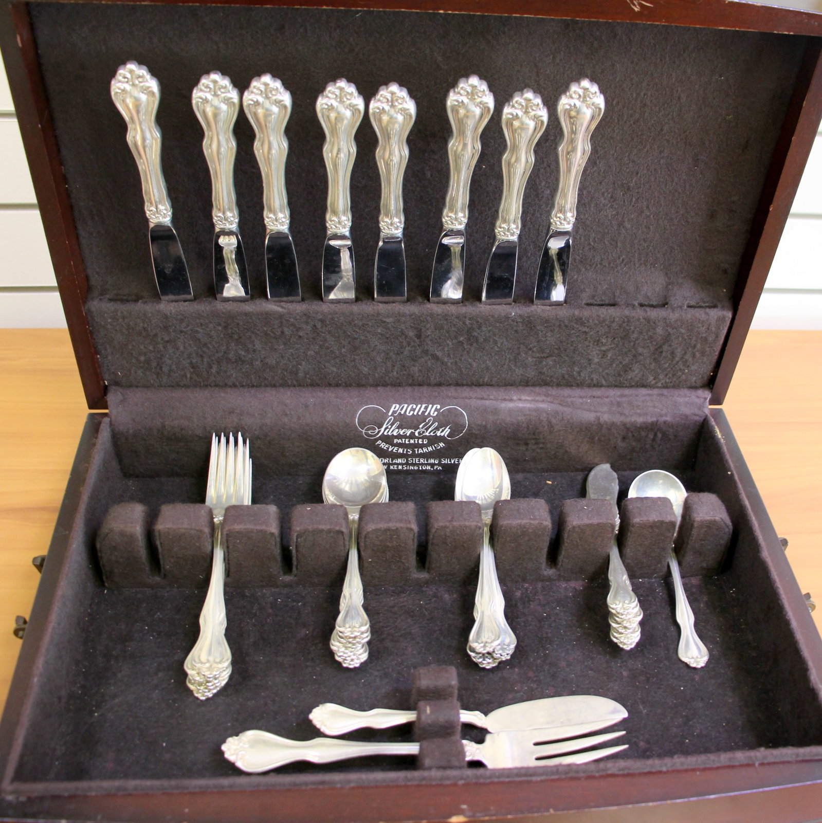 Westmorland Silver George and Martha Washington Sterling Silver Flatware Set of 50: In sterling silver. Set Includes: eight 7 1/8 inch forks, eight 6 inch teaspoons, eight 6 inch round bowl cream soup spoons, eight 9 inch knives, six 6 1/8 inch flat handle butter spreaders, one 7 inc