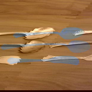Oneida Heirloom Damask Rose Sterling Silver Flatware Set of 3: .925 Sterling Silver. One teaspoon (61/8"), one iced teaspoon (7 1/2"), one flat handle solid butter spreader (5 7/8"). 83.1g