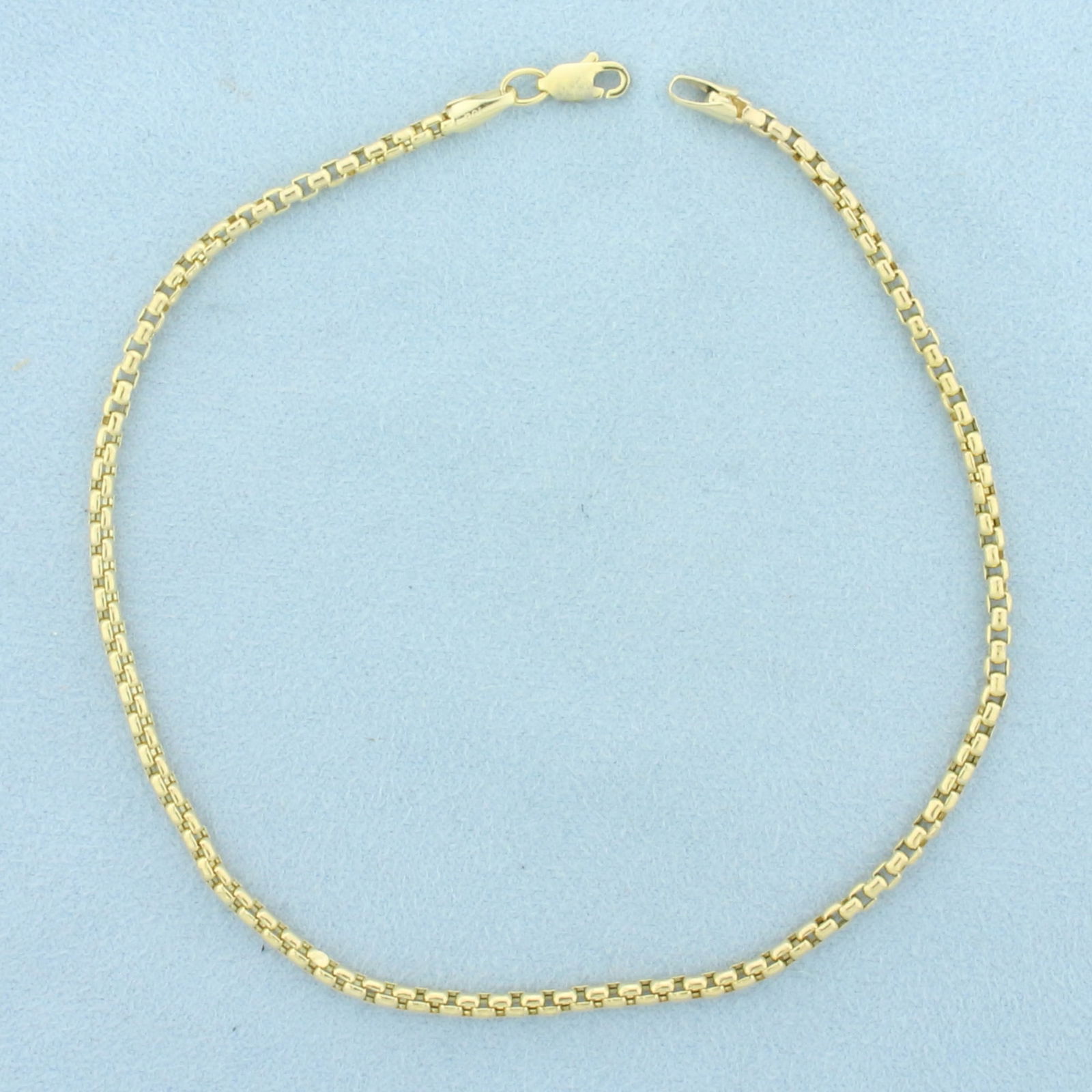 Square Cable Rolo Link Anklet in 14k Yellow Gold: In 14k Yellow Gold. 10 inches long. 2.5mm wide. Lobster clasp.