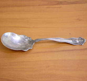 International "Winchester" Sterling Silver Sugar Shell Spoon: In .925 Sterling Silver. Contains one sugar spoon. 6 inches long. 28.9g.
