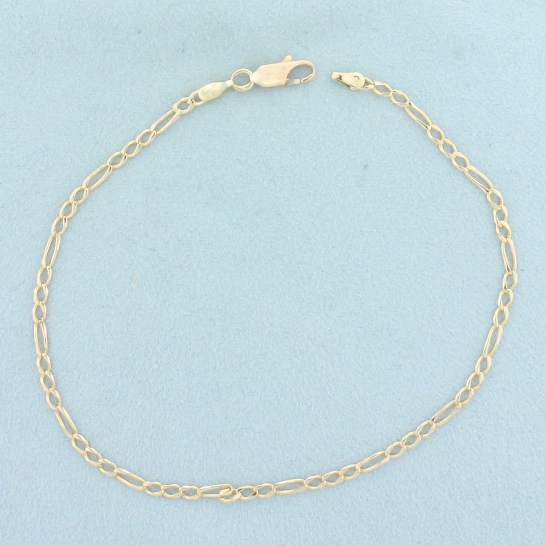 Figaro Anklet in 14k Yellow Gold: In 14k Yellow Gold. 10 inches long. 2.5mm wide. Lobster clasp. 3.5g.