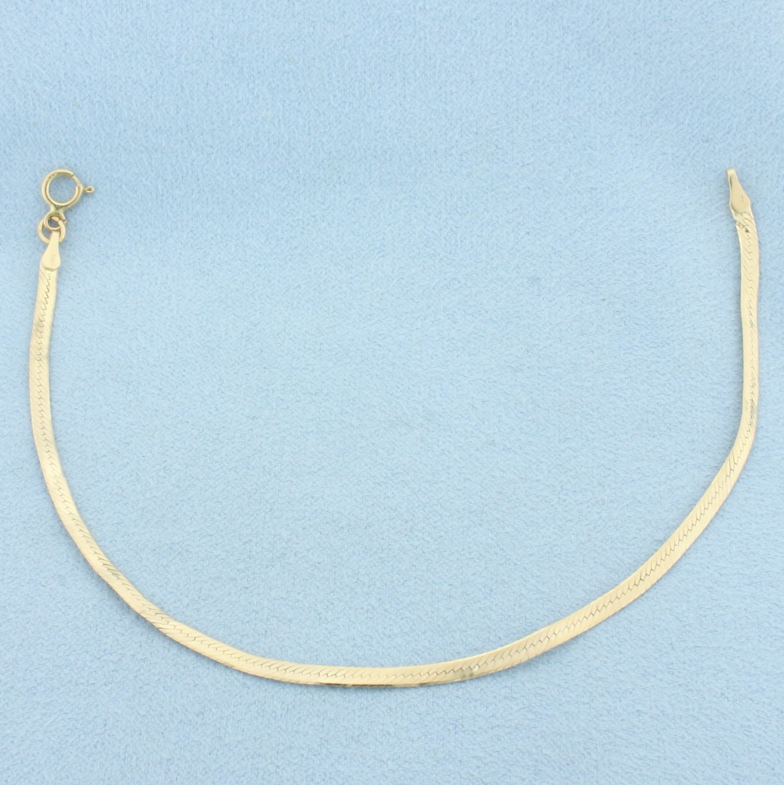 Herringbone Link Bracelet in 14k Yellow Gold: In 14k Yellow Gold. 7 1/4 inches long. 2.3mm wide. Spring clasp. 1.6g.