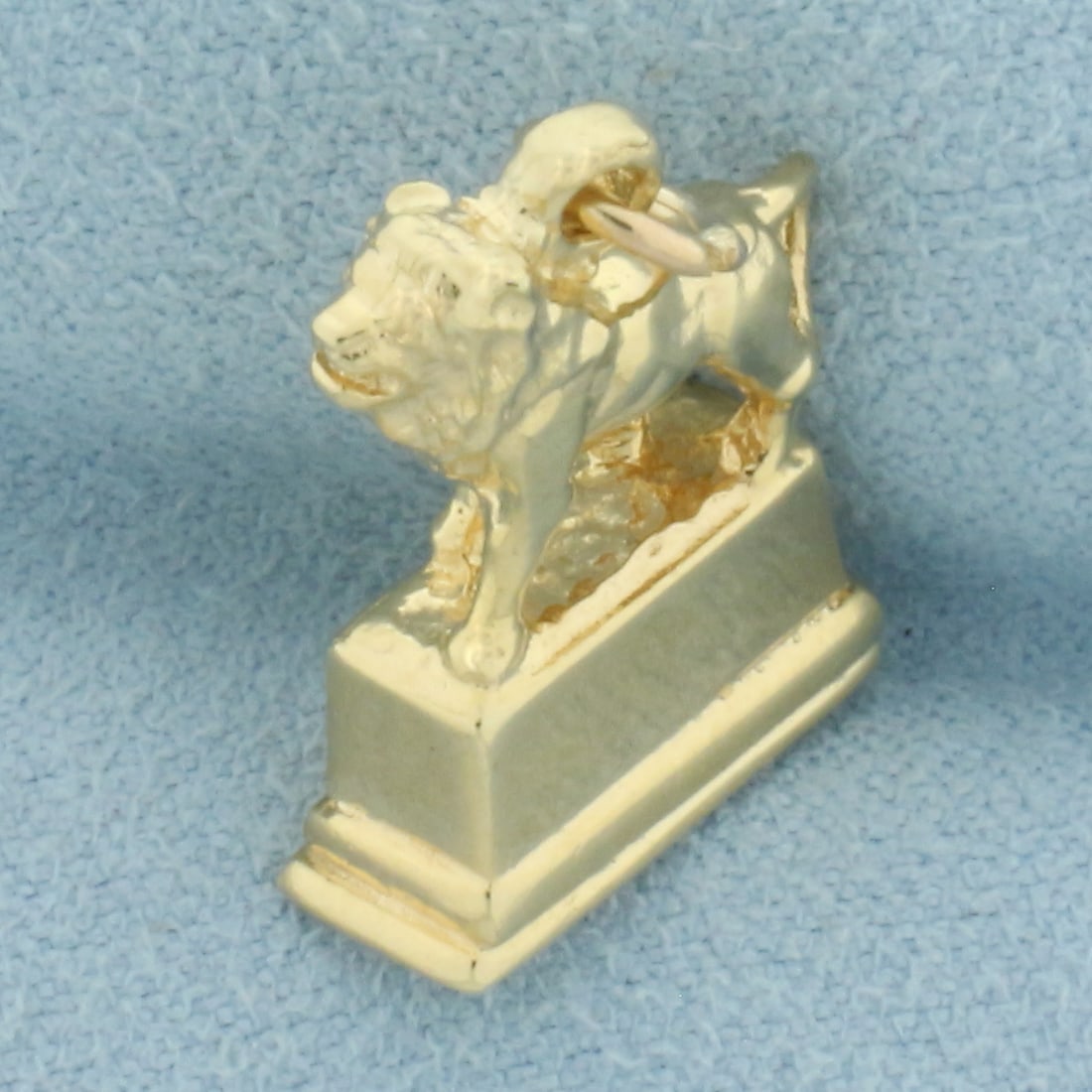 Vintage Art Institute of Chicago Lion Charm in 14k Yellow Gold: In 14k Yellow Gold. 3/4 inch long (including jump ring). 1/2 inch wide. 5.5g.