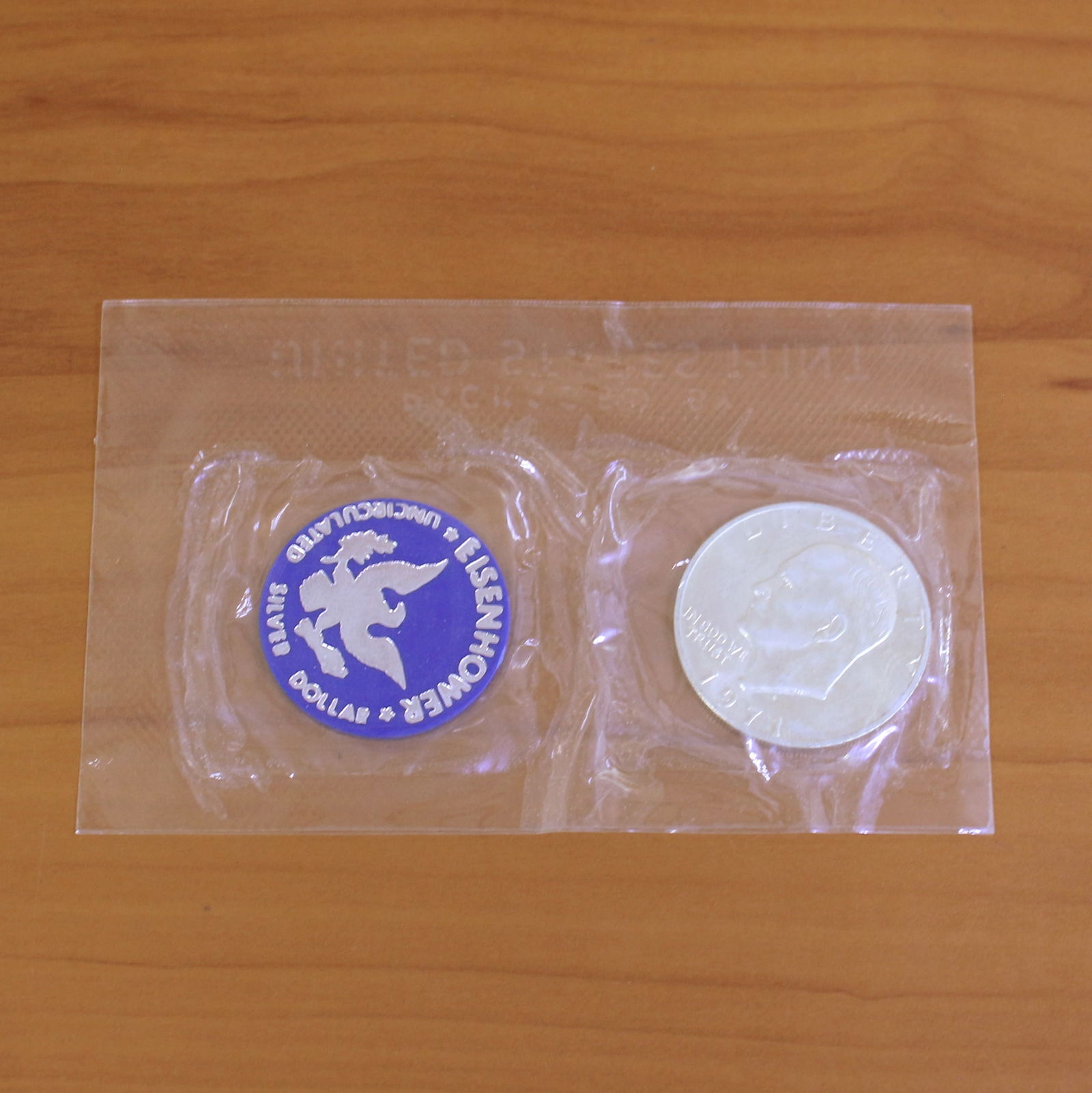 1971 US Mint Uncirculated Eisenhower Silver Dollar Coin OGP: Contains one 1971 United States Mint Eisenhower Silver Dollar. Set in original packaging.