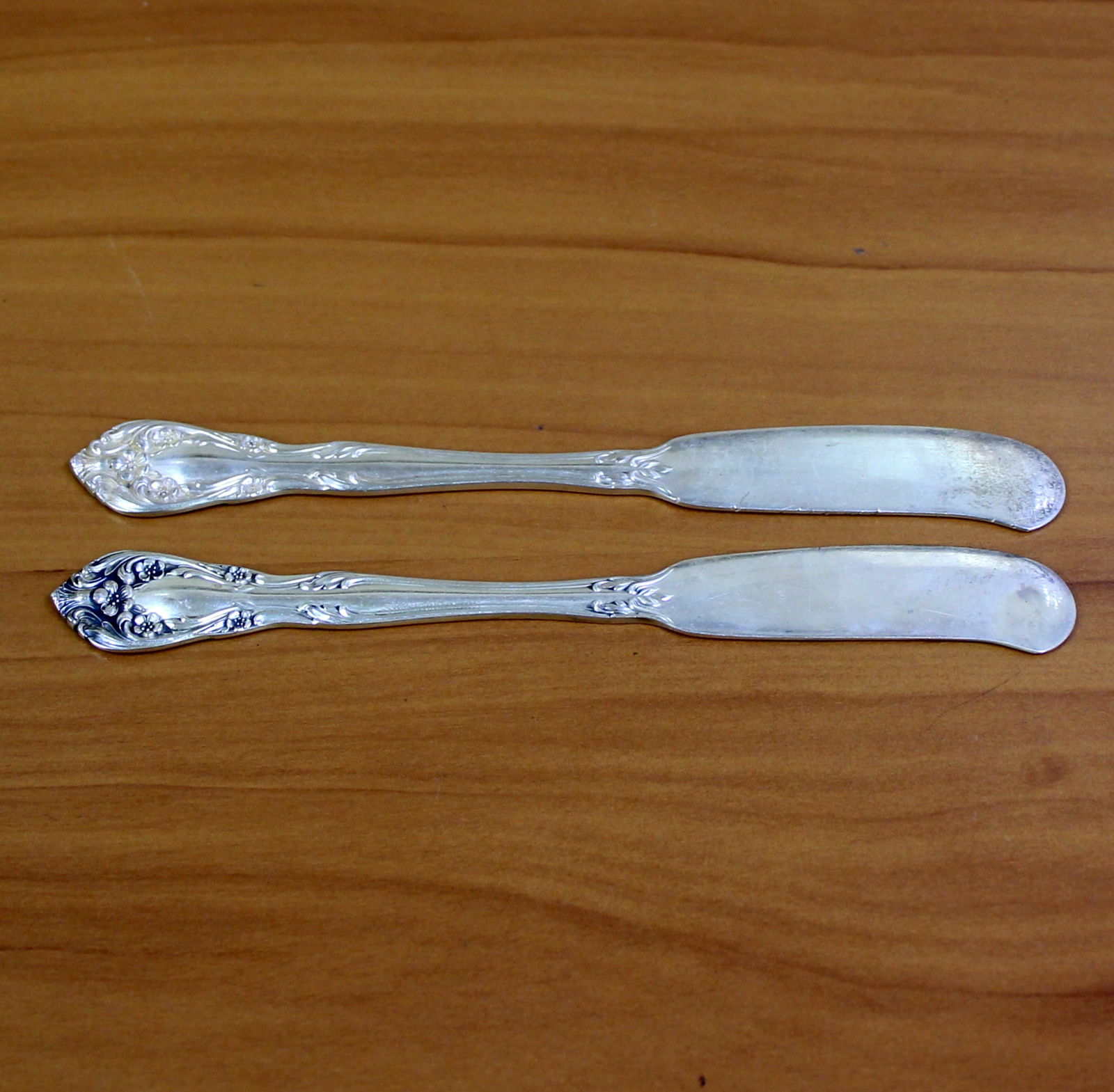 Alvin Chateau Rose Flat Handle Stering Silver Butter Spreaders Set of 2: .925 sterling silver. Two knives, 5 3/4" long. In excellent condition. 50.6g