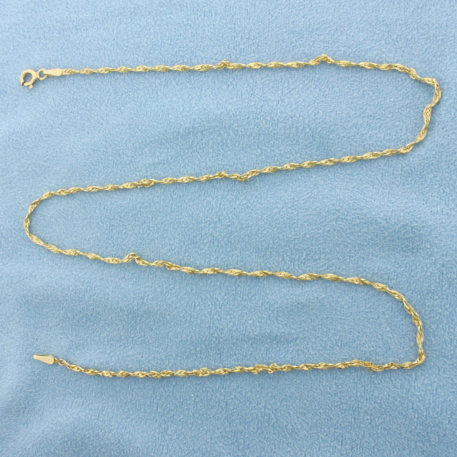 Italian 18 Inch Twisting Herringbone Link Chain Necklace in 14k Yellow Gold: In 14k Yellow Gold. 18 inches long. 1.6mm wide. Made in Italy. Spring clasp. 3.0g.
