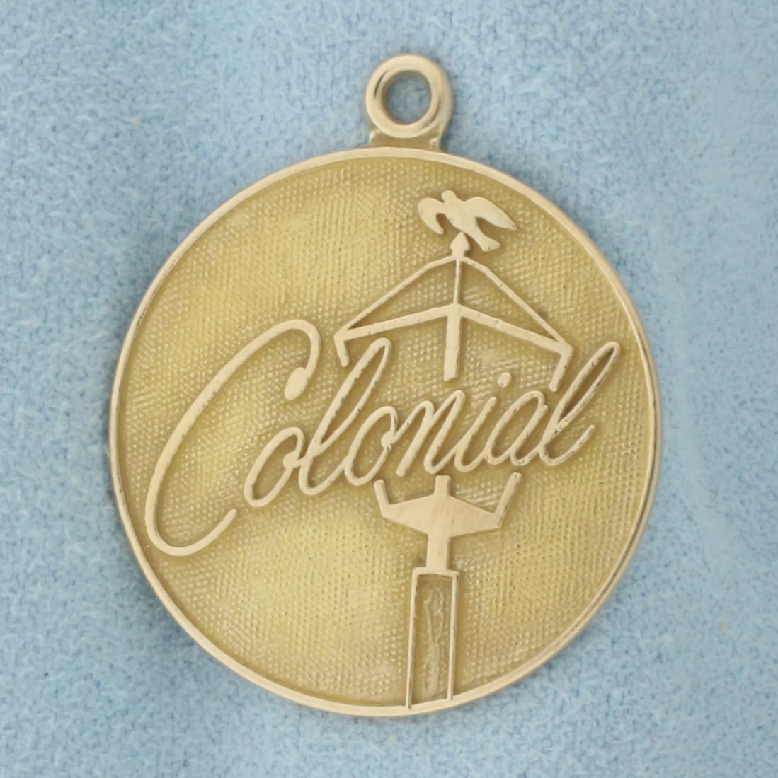 Colonial Street Lamp Charm in 14k Yellow Gold: In 14k Yellow Gold. 1 1/8 inch long. 1 inch wide. 5.2g.